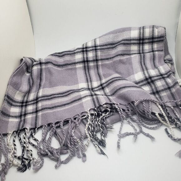 Soft gray plaid scarf with tassels - Picture 3 of 5